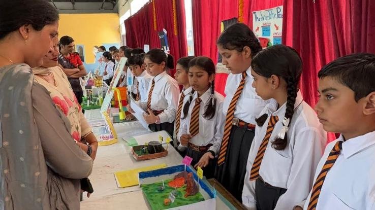  Solan: Science exhibition successfully organized at Dayanand Adarsh ​​Vidyalaya.