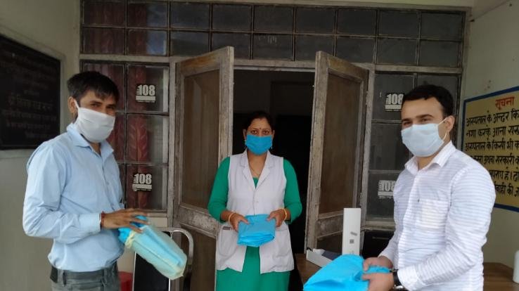 सामुदायिक स्वास्थ्य केंद्र हरलोग में सेफ्टी गाउन किए वितरित