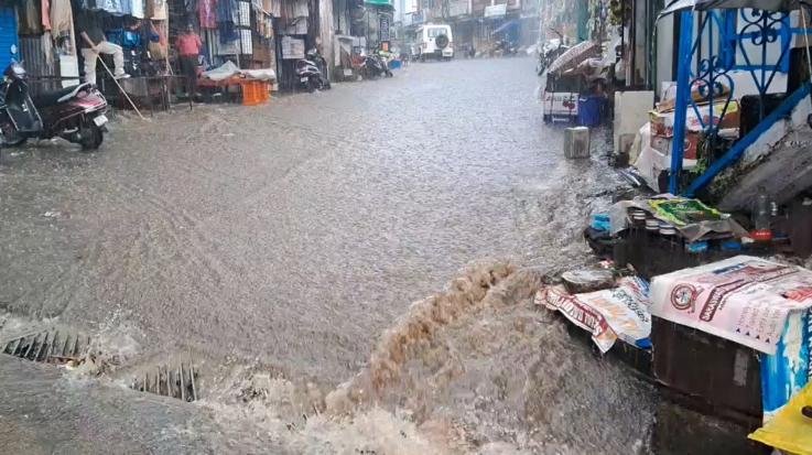 Deluge of sewage in Sirmaur! Filth outside, government ration warehouse inside—questions raised about the sanitation system.