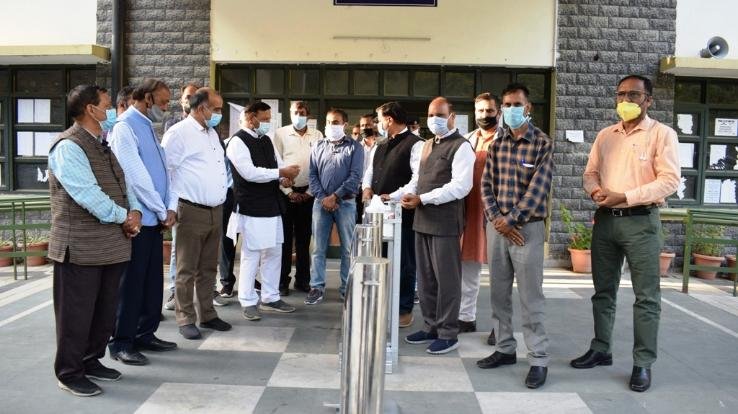 डॉ. बिंदल ने जिला प्रशासन को 11 फुट ऑपरेटिड हैण्ड वॉश मशीन की भेंट