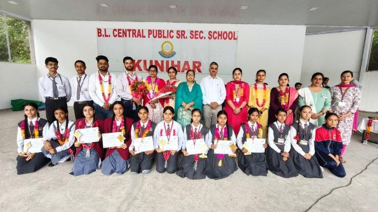 BL School Kunihar Shines at Children's Science Fair; 9 Students Win Awards  Students showcased their talent in the quiz, model exhibition, and science activity corner; winners were felicitated upon their return to the school.