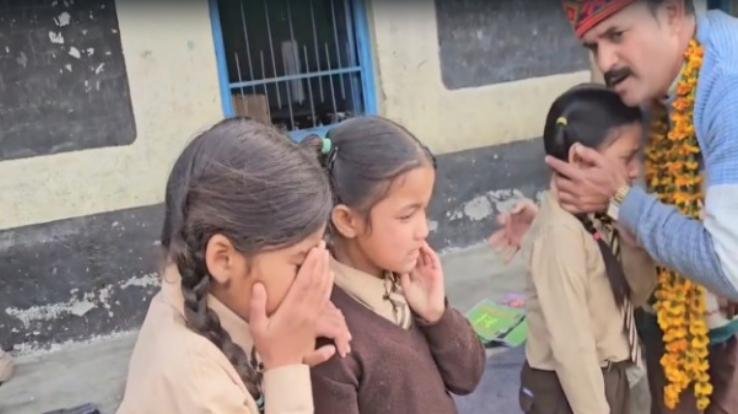 Children burst into tears over their teacher’s transfer; the image of the farewell is truly moving.