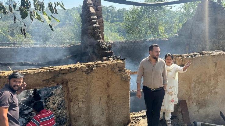 Two cow shelters reduced to ashes in a fire in Baffari, MLA Ashish Sharma provided relief