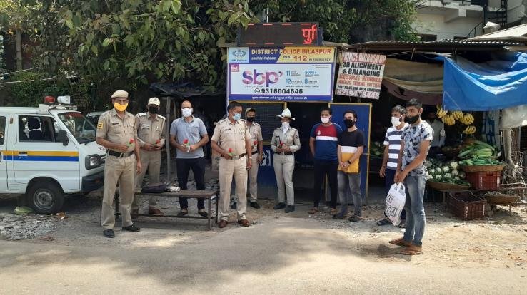 आशीष ठाकुर व साथियों ने कोरोना योद्धाओं को किया सम्मानित 