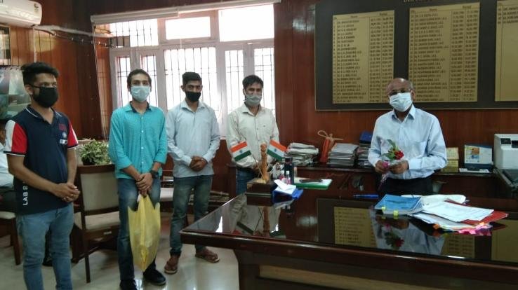 युवाओं ने डीसी एसपी व अन्य कोरोना वारियर्स को किया सम्मानित