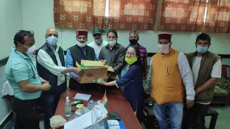 रामपुर में कोरोना योद्धाओं को बांटे 300 सेनेटाइजर व 5000 मास्क