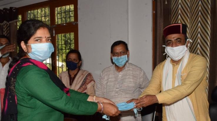 डाॅ. सैजल ने मशीवर तथा जौणाजी में मास्क किए वितरित, कोरोना योद्धाओं को भी किया सम्मानित 