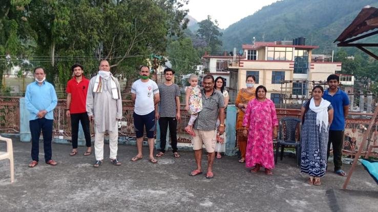 मुसीबत के मारे लोगों को पुलिस अधिकारी ने दी अपने घर में पनाह