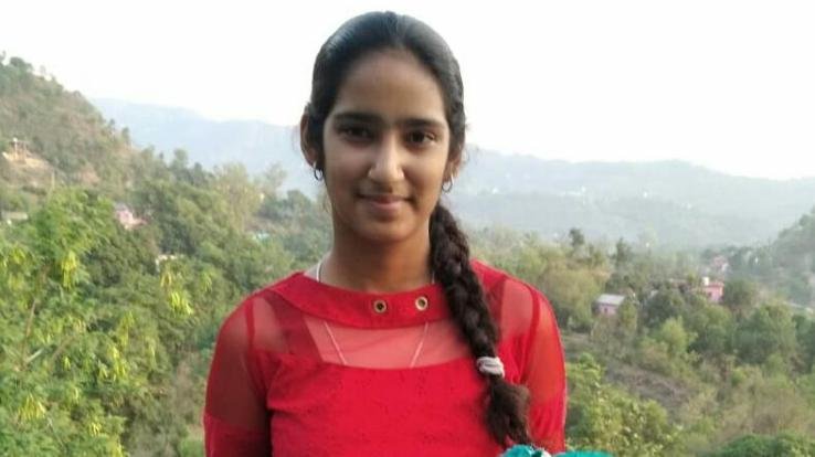 11वीं कक्षा की छात्रा ने स्वयं मास्क बना जरूरतमंदों में किए वितरित