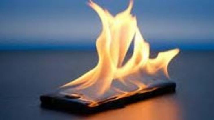 मोबाइल फोन मे धमाका होने से आठ वर्षीय बच्चे की आंखे झुलसी