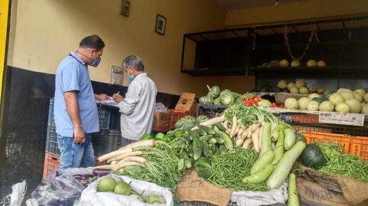 सब्जी कारोबारियों को अधिक कीमत वसूलने पर कारवाई कर 440 किलो सब्जी की जब्त 
