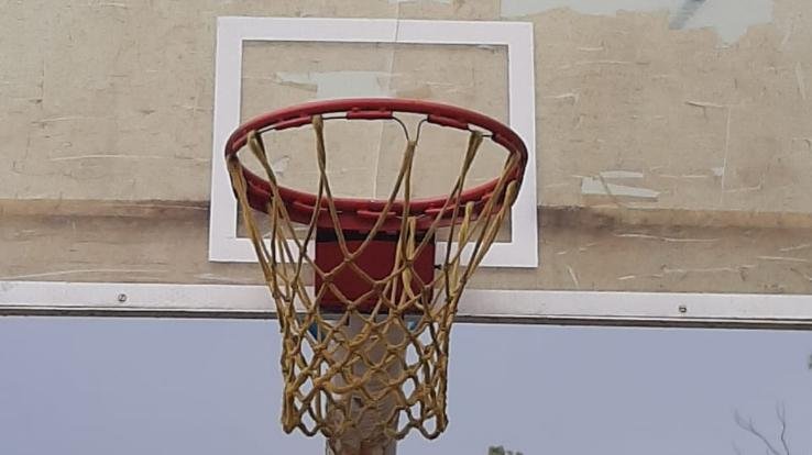 बास्केटबॉल खेलमैदान में रिंग व बोर्ड को अज्ञात तत्वों ने तोड़ा