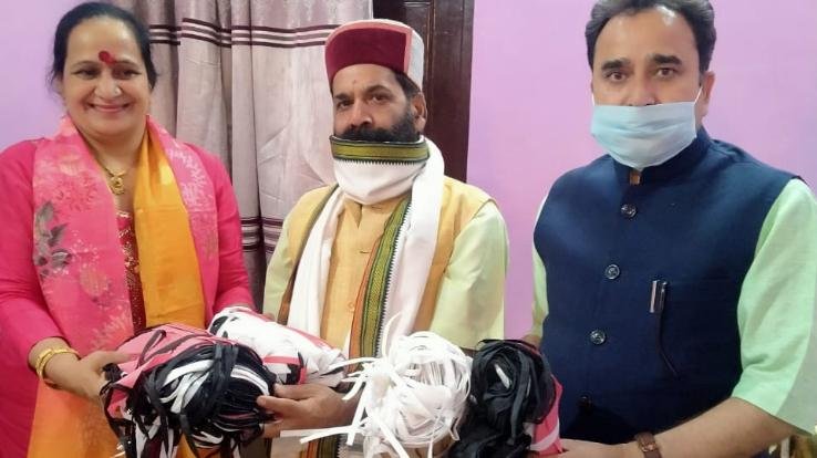 निरंतर समाजसेवा के कार्य में लगी हैं किरण कौंडल