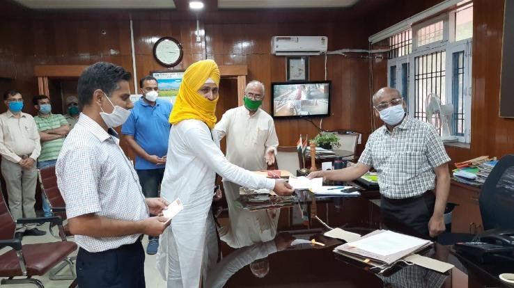 सोलीडिटरी रिस्पोंस फंड व पी.एम. केयर फंड में किए चैक भेंट 