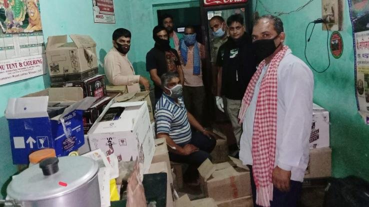 चाय की दूकान से 34 पेटी अंग्रेजी शराब बरामद