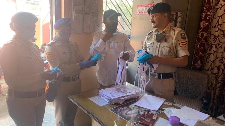 सामाजिक कार्यकर्ता सुशील ठाकुर ने लोगों में मास्क किए वितरित