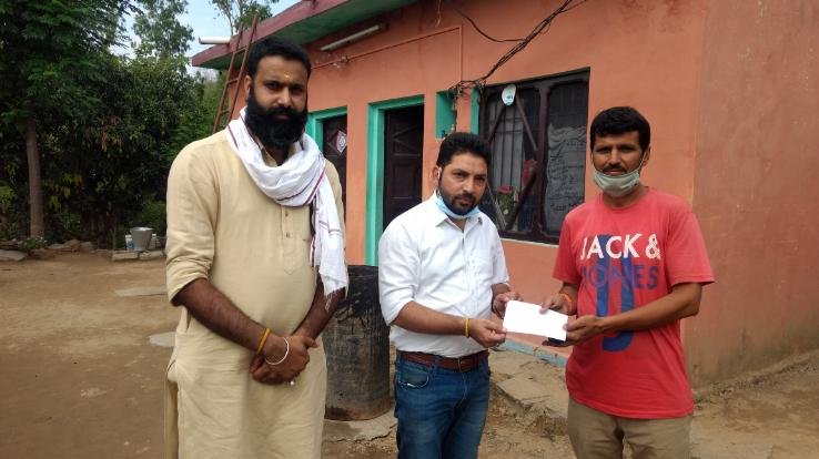 विवेक कुमार ने की पीड़ित परिवार की आर्थिक सहायता