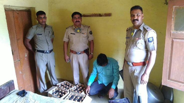 पुलिस ने जब्त की 45 बोतल शराब 
