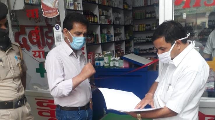 दवाई तथा बार्बर की दुकानों का किया औचक निरिक्षण 