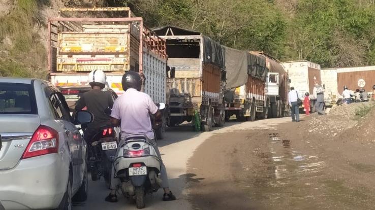 बिलासपुर में नौणी के पास राष्ट्रीय उच्च मार्ग पर लग रहा लम्बा जाम 