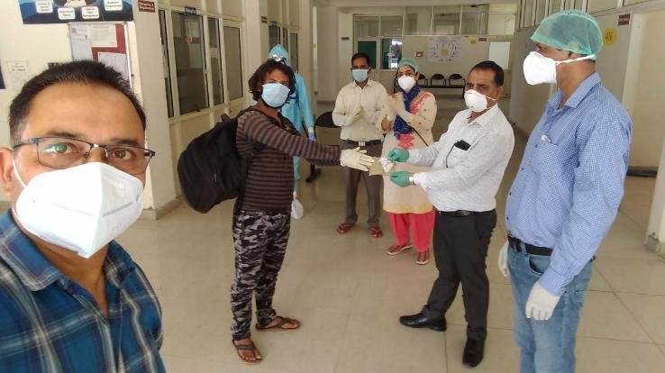 बिलासपुर शिवा कॉलेज कोविड अस्पताल से चार पॉजिटिव को नेगेटिव होने के बाद दी छुट्टी 
