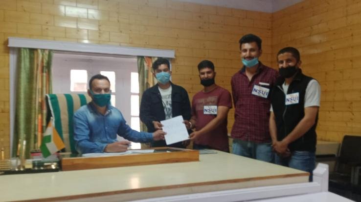 एनएसयूआई ने तहसीलदार के माध्यम से मुख्यमंत्री को सौंपा ज्ञापन