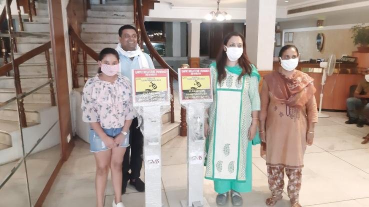 बेटी के जन्मदिन पर फुट सेनिटाइज़र मशीन की भेंट 