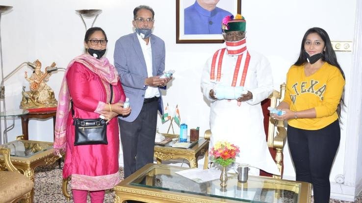 आरकेजी ग्रुप ने सेनेटाईजर मशीन और मास्क किए दान