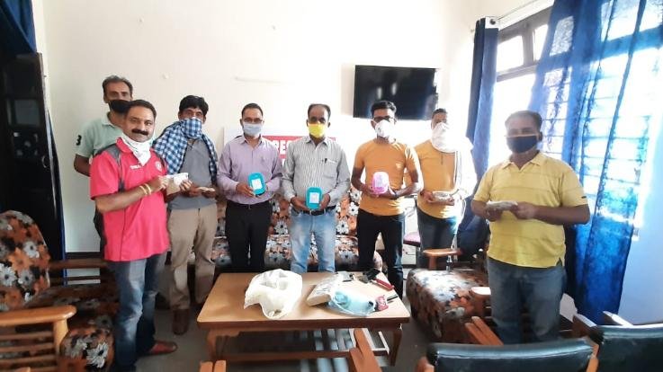 कहलूर नवोदियन एल्यूमिनी एसोसिएशन ने रोग प्रतिरोधत क्षमता को बढ़ाने वाला काढ़ा पत्रकारों में किया वितरित