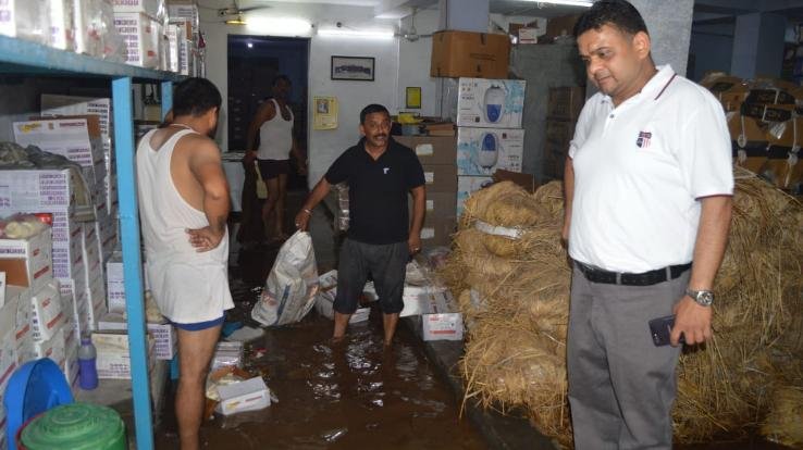 मूसलाधार बारिश ने जन जीवन किया अस्त-व्यस्त 