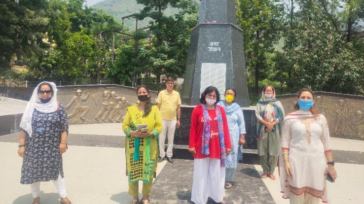 लाडली फाउंडेशन ने शहीदों को शहीद स्मारक पर जाकर दी पुष्पांजलि