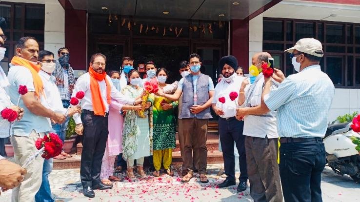 विश्व हिंदू परिषद व बजरंग दल ने किया कोरोना योद्धाओं को सम्मानित