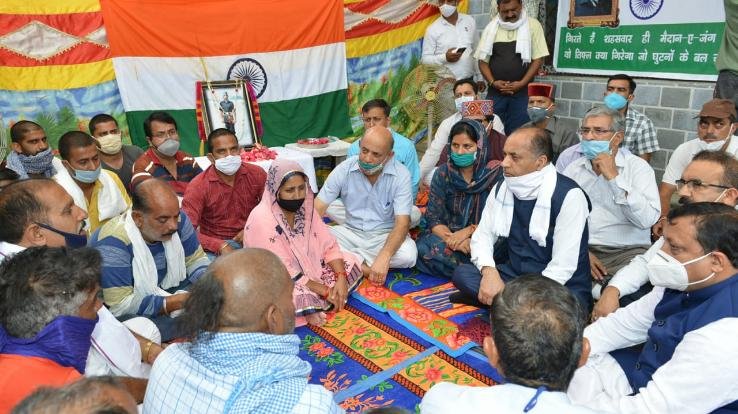 मुख्यमंत्री ने शहीद अंकुश ठाकुर के पैतृक गांव का किया दौरा