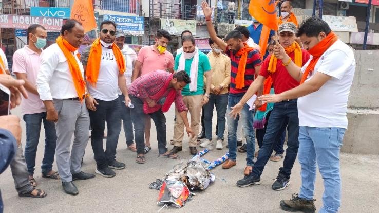 बजरंग दल विश्व हिंदू परिषद ने चाइनीज सामान की होली जलाई