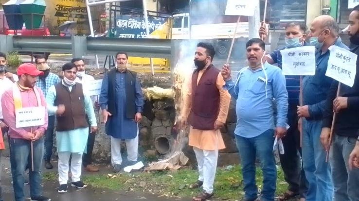 भाजयुमो अर्की ने फूँका जिनपिंग का पुतला