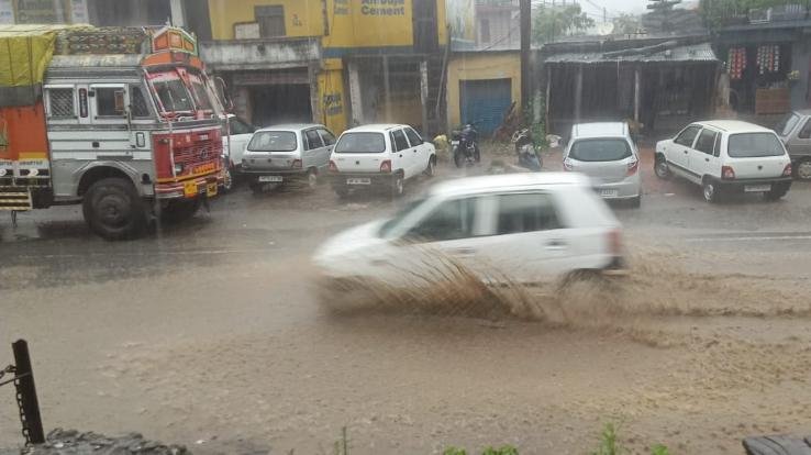 पहली ही बरसात नहीं झेल पाई करोड़ों से पक्की हुई सड़क 