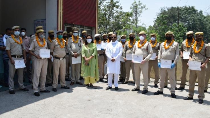 डाॅ. सैजल ने कोरोना योद्धाओं को प्रशस्ति पत्र प्रदान कर किया सम्मानित