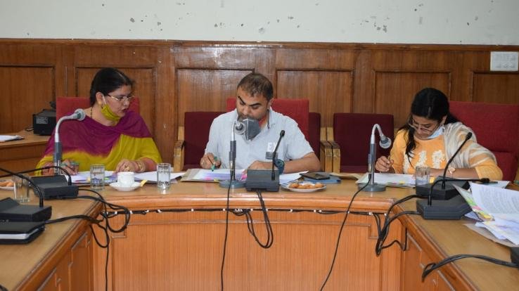 अतिरक्त उपायुक्त ने कोविड-19 के दौरान आंगनबाड़ी कार्यकर्ताओं व सहायिकाओं की भूमिका को सराहा 