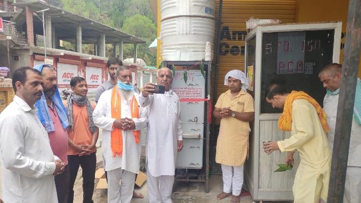 अमित मित्तल व सुमित मित्तल ने जयनगर चौक पर वाटर कूलर किया स्थापित