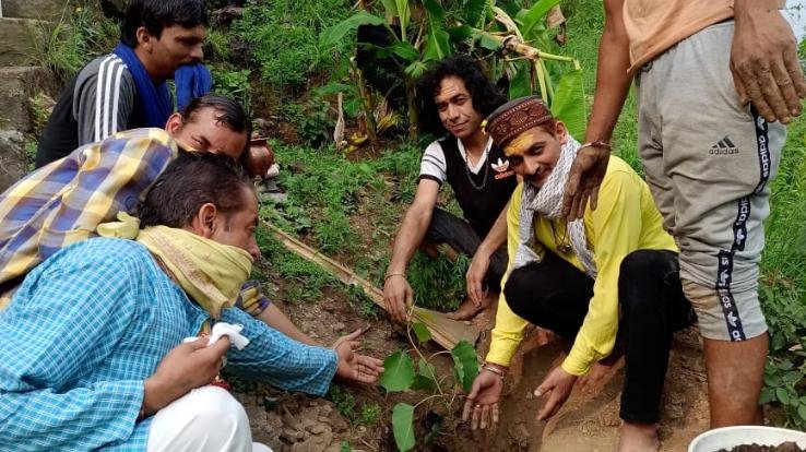 शिव ताण्डव गुफा विकास समिति द्वारा किया जा रहा है पौधा रोपण