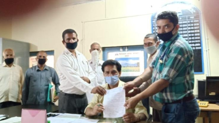 मांगो को लेकर नायब तहसीलदार से मिला नंबरदार यूनियन का एक शिष्टमंडल 