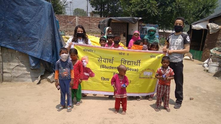 स्वामी विवेकानंद की पुण्यतिथि पर सेवार्थ विद्यार्थी ने किया फलों का वितरण