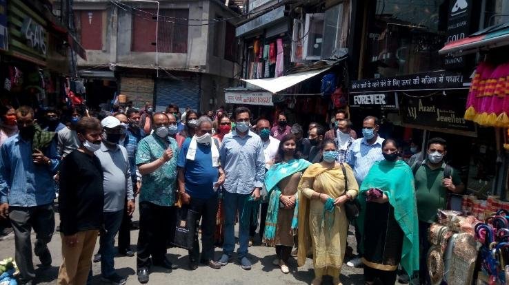 CTO चौक से लेकर लोअर बाजार बाजार में बांटे सैनिटाइजर एवं फेस कवर