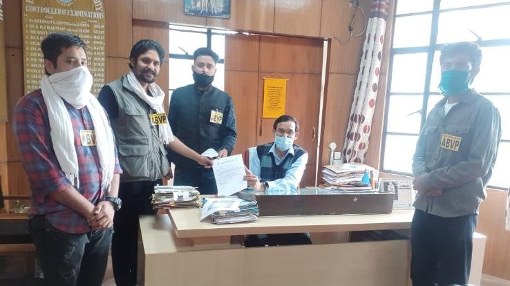 ABVP ने छात्र मांगो को लेकर परिक्षा नियंत्रक को सौंपा ज्ञापन