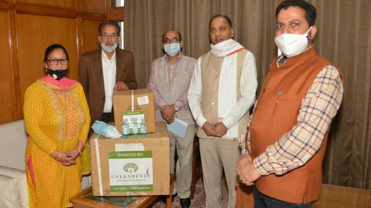 राजेश कुमार गुप्ता ने सीएम ऑफिस के लिए मास्क व सांइटिज़ेर की खेप की भेंट