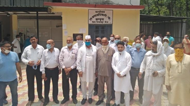 ब्लॉक कांग्रेस झंडूता ने पेट्रोल डीजल की बढ़ती कीमतों को लेकर दिया धरना