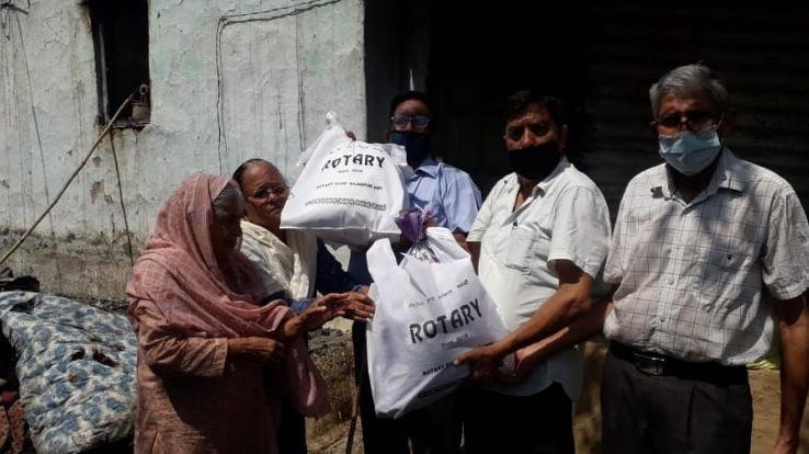 रोटरी क्लब ने की बेघर परिवार की सहायता