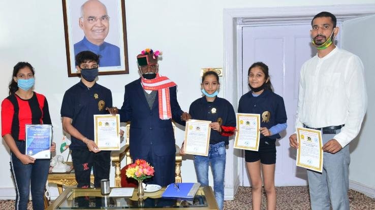 राज्यपाल ने 13 वर्षीया आहना कौशल को दी बधाई 