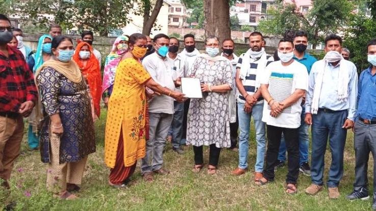 नगर सुधार समिति ने नवाज़े नगर परिषद कर्मी