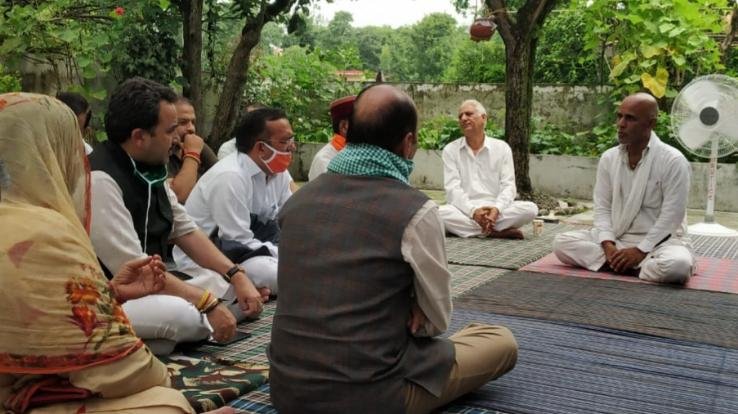 पूर्व जिला संघ चालक स्व. पीताम्बर के घर पहुंचे भाजपा नेता, परिजनों को बंधाया ढांढस